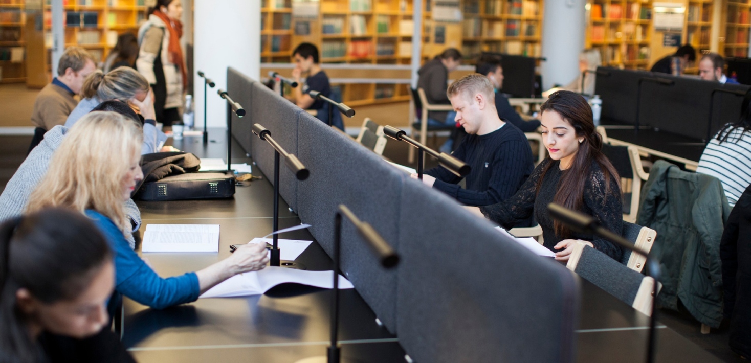 studenter i biblioteket